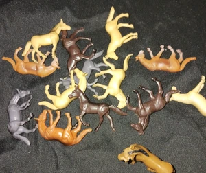 Lote de 14 estatuillas de juguete de plástico vintage para caballos juego de simulación surtido - Imagen 1 de 1