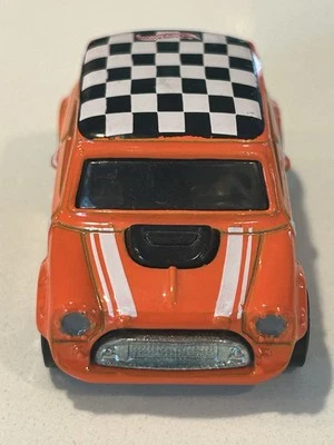 Morris Mini Cooper Hot Wheels personalizado con techo a cuadros línea principal Foto 1 de 4