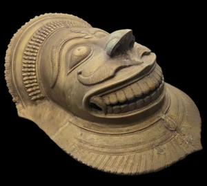 siglo XIX. Máscara de pared india de latón fundido de NARASIMHA (HOMBRE LEÓN), Avatar de Vishnu - Imagen 1 de 7