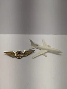 VTG Plastic 60-70s Delta Airlines Kids Captain Pilots Wings Pin W/ Bonus Plane - Picture 1 of 12