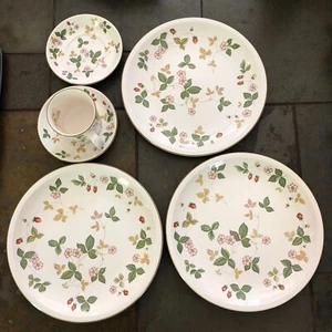 3 Wedgwood Wilde Erdbeere Speiseteller 10 1/4" + 2 Untertassen & 1 Kaffeetasse - Bild 1 von 14