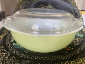 Vintage Pyrex lime green 024 2 qt Casserole w/ pyrex lid 024C vintage dutch oven - Picture 1 of 6