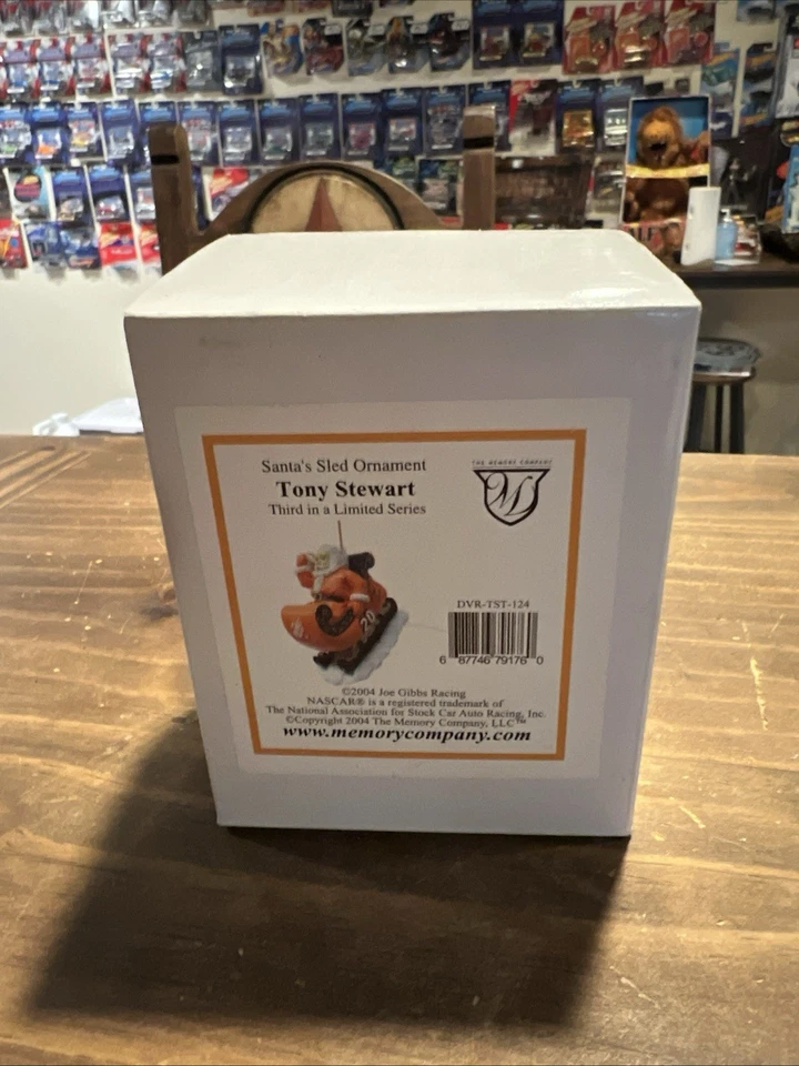 MEMORY COMPANY 2004 NASCAR SANTA'S SLED ORNAMANET #20 Tony Stewart Nuevo en caja Foto 1 de 1