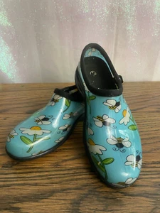 Women’s Bee & Daisy Garden Clogs Size 8 Blue Waterproof Slip-On Cute Shoes - Picture 1 of 5