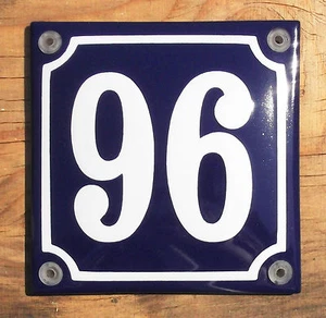 HAUSNUMMER 96 FRANZÖSISCHES EMAILSCHILD. WEISS Nr. 96 AUF BLAUEM HINTERGRUND. 10x10cm. - Bild 1 von 1