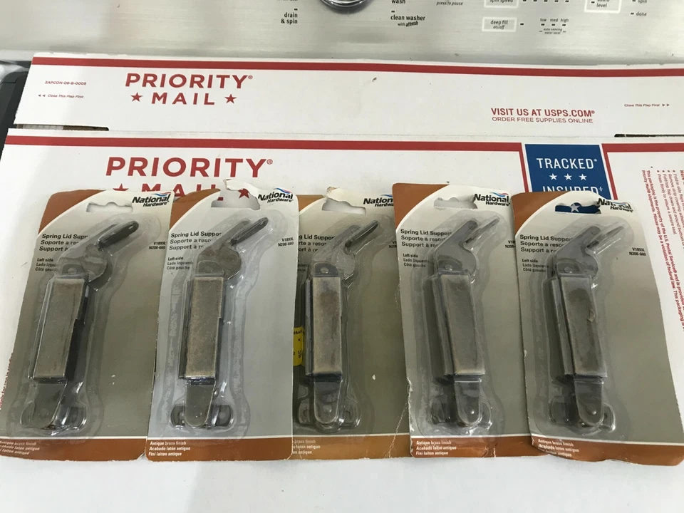 NUEVO LOTE DE 5 paquetes National Hardware N208-660 soporte tapa resorte izquierda latón antiguo Foto 1 de 2