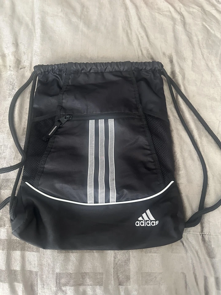 Mochila Adidas com cordão para academia preta 3 listras bolsos de malha bolsa logotipo esportivo - Imagem 1 de 4