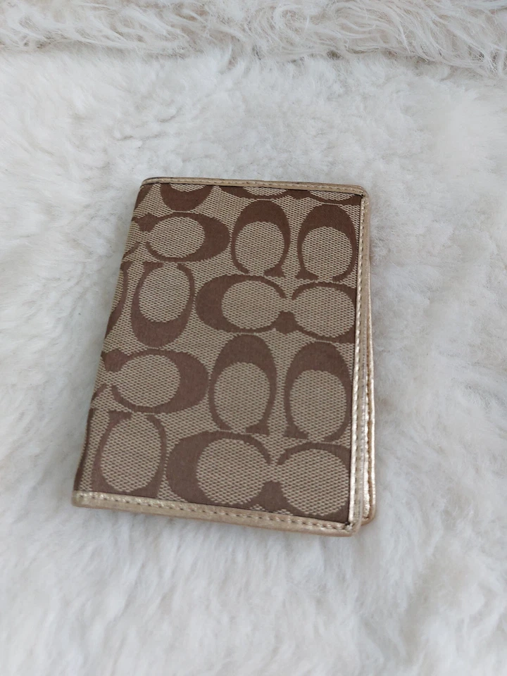 Cartera de pasaporte/tarjeta Coach color tostado de lona con adornos dorados Foto 1 de 4