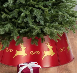 Weihnachtsbaumrock aus Metall mit roter Beschichtung und goldenem Rentiermuster - Bild 1 von 4