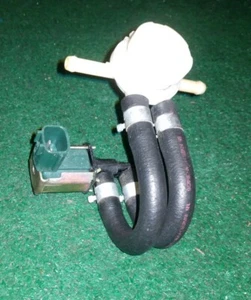 98-01 Nissan ALTIMA Solenoide de derivación de corte al vacío VSV y conjunto de válvula de corte al vacío - Imagen 1 de 4