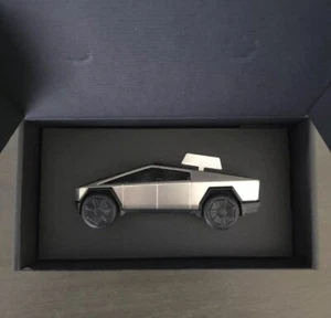 Tesla Exclusive Cybertruck Wind-up Racer scala 1:43 pressofuso NUOVO IN MANO - Foto 1 di 4