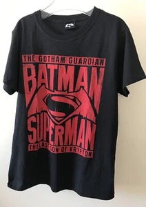 Batman Superman tshirt  Size Small To Fit 13 -15 Y Boys - Bild 1 von 2