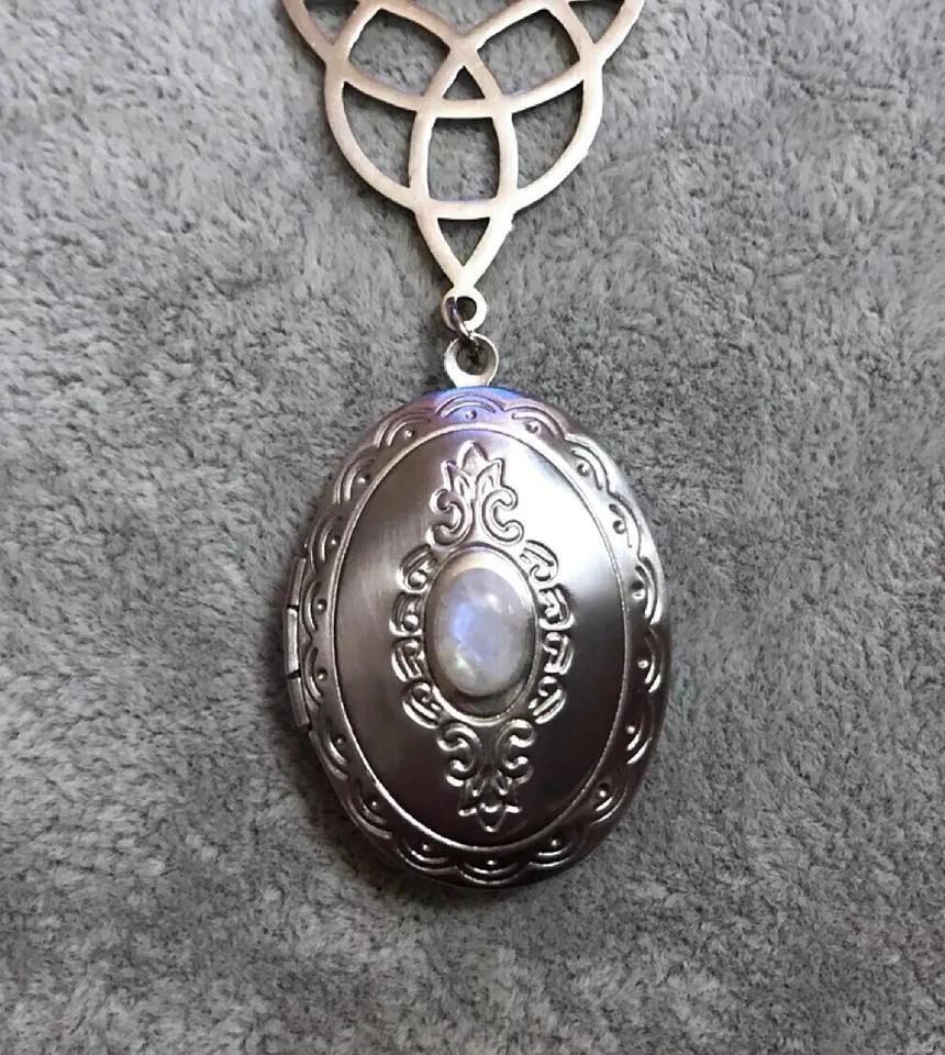 Collana donna Portafoto ovale Triquetra Triscele Pietra di Luna in Acciaio - Immagine 1 di 1