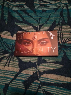 Paleta de sombras de ojos Huda Beauty Desert Dusk Foto 1 de 2