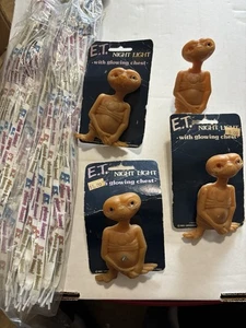 E.T. The Extra-Terrestrial Night Light Vintage Glowing Chest 1982, Buttons Lot - Bild 1 von 16
