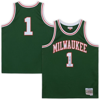 Camiseta deportiva Mitchell & Ness autografiada por Oscar Robertson Milwaukee Bucks réplica verde Foto 1 de 4