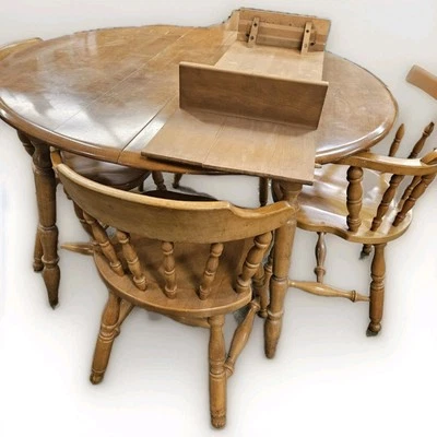 Mesa de comedor 4 sillas de madera maciza. Recogida local resistente  Foto 1 de 3