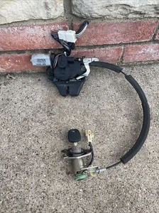 2001-2011 LEXUS LS430 GS300 GS350 GS430 REAR POWER TRUNK LATCH LOCK ACTUATOR - Picture 1 of 7