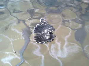 MEERESFRÜCHTE MEER OZEAN 2 AUSTERNMUSCHEL MUSCHEL 3D ZINN CHARMS mit PERLE Alles Neu. - Bild 1 von 2
