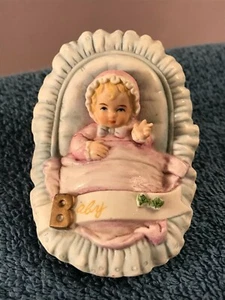 Statuina bambino porcellana Enesco in cesto cofano rosa e capelli biondi MAX5673 - Foto 1 di 9