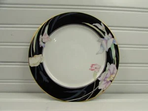 Plato de ensalada Charisma Black de Mikasa negro con flores borde dorado B106 - Imagen 1 de 2