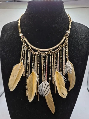 Nuevo Collar Babero Boho Bohemio Objetivo Pluma Tono Dorado Con Acentos de Estrás  Foto 1 de 4