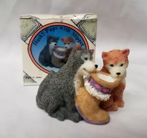"Statuetta in ceramica vintage anni '90 Arctic Circle Enterprises #30310 ""Cuccioli husky con pantofola" - Foto 1 di 10