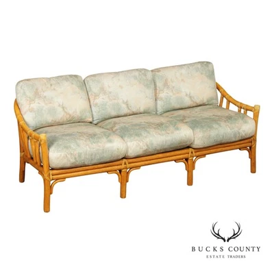 Sofá de tres cojines McGuire orgánico moderno de ratán Foto 1 de 4