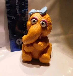 Vintage 2.5" Alice Snuffleupagus Applause Finger Puppet Sesame St Snuffy Sister - Picture 1 of 8