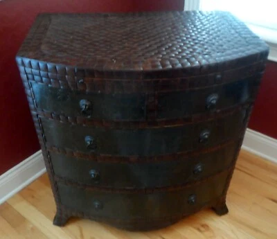 Cómoda de coco Maitland-Smith bronce mecanizado, patinado, asas de león de bronce Foto 1 de 4