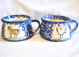 Juego de 2 tazas soperas MOLLY DALLAS 1996 azul caballo y pollo firmadas de colección - Imagen 1 de 9