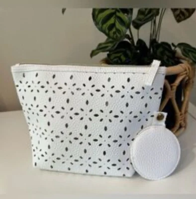 Saks Fifth Avenue Imitación Cuero Blanco Perforado Estuche Cosmético Bolsa Bolso Espejo Foto 1 de 4