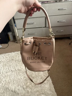 Cartera bolso cubo de cuero Marc Jacobs Foto 1 de 3