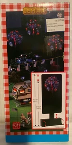 Lemax Carnival rojo blanco y azul fuegos artificiales #84369, 2018 accesorio iluminado - nuevo en caja - Imagen 1 de 5