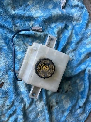 2010-2015 丰田普锐斯制动液水库总成原始设备制造商雷克萨斯 CT200H — 第 1/3 张图片