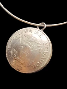 "Colgante de moneda hinchada vintage República del Ecuador 1970 cadena de serpiente de un azúcar 16" - Imagen 1 de 4