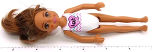 Figura de muñeca Barbie Chelsea juguete rubia 2016 Mattel amor traje de baño niño - Imagen 1 de 3