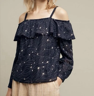 Top Floreat Anthropologie Azul Marino Estampado de Estrellas Talla Pequeña Hombro Frío Metálico Foto 1 de 4