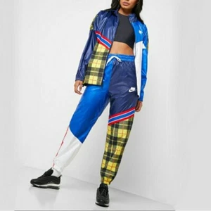 Chaqueta cortavientos tejida a cuadros multicolor Nike Sportswear para mujer BV4737-492 nueva - Imagen 1 de 9