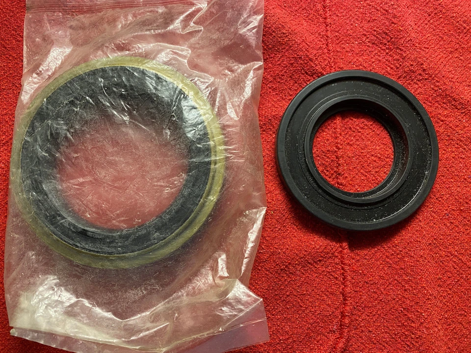 8-97023976-1  & 8-97147681-0 OEM Isuzu NRR NPR W-Series Rear Wheel Hub Seals - Image 1 of 1