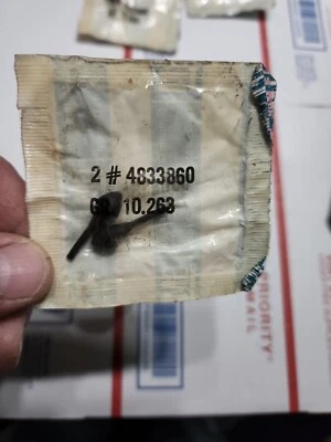 Oldsmobile 1965-70 NOS Asiento delantero Asistente Trasero Manija Parachoques de goma GM 4833860 X2 Foto 1 de 2