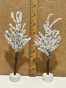 (2) Künstliche schneebedeckte beflockte Bäume mit Holzbasis Zug Landschaft - Bild 1 von 7