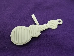 MONKEES GUITAR PROP / KEY CHAIN FOB von AMT Monkees Mobile 1:25 Modellbausatz - Bild 1 von 8