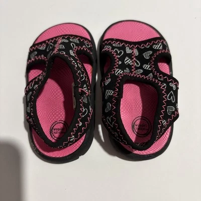 Sandalia de Playa Pre Caminar Infantil Wonder Nation Niñas Zapato Talla 3 Negro Rosa Con Corazones Foto 1 de 4