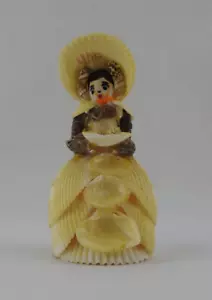 Bambola vintage fatta a mano conchiglia di mare arte popolare lady statuina 4" abito con volant a T - Foto 1 di 9