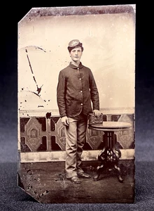 CIVIL WAR PERIOD TINTYPE - 1/6 PLATE UNION ARTILLERY SOLDIER WEARING FORAGE CAP - Picture 1 of 1