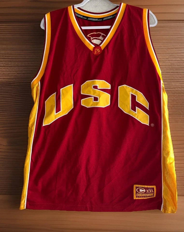 Camiseta deportiva de baloncesto usada en excelente estado USC Trojans #22 Coliseo para hombre XXL Cardinal dorada vintage Foto 1 de 4
