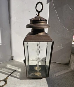 Lámpara portavelas de latón MCM vintage linterna grabada vidrio biselado puerta separada - Imagen 1 de 11