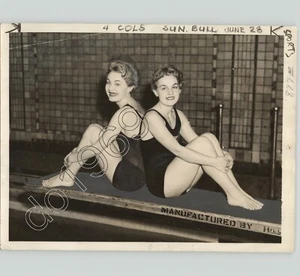 OLYMPISCHE SCHWIMMER Die KOMPA-Schwestern in Badeanzügen Sport Sport 1936 Pressefoto - Bild 1 von 2