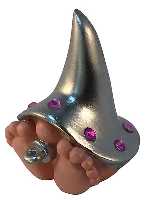 Gnomo miniatura de jardín de hadas “TRIXIE” - con el sombrero plateado y el sombrero rosa con joyas Foto 1 de 4